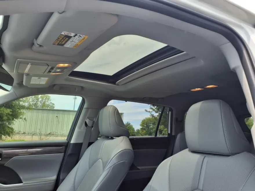 2023 Toyota Highlander Limited photo 1