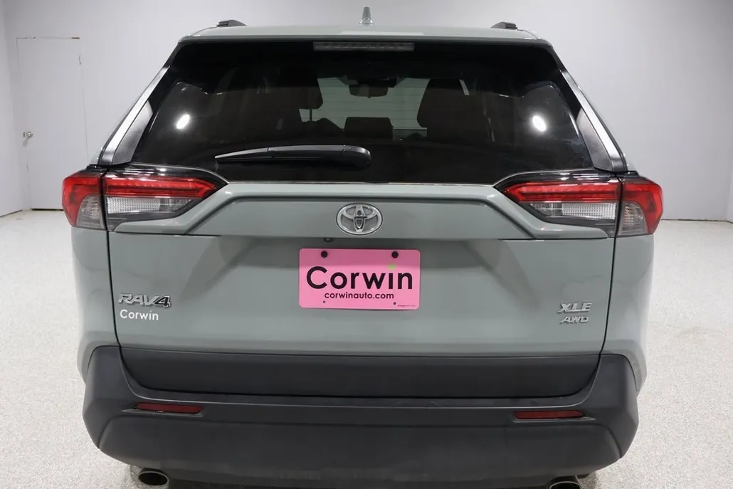 2023 Toyota RAV4 XLE photo 1