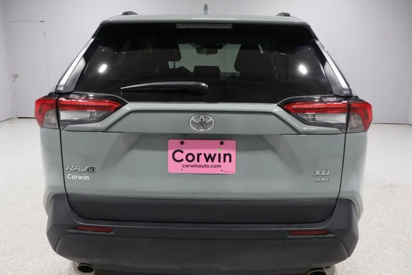 2023 Toyota RAV4 XLE photo 1