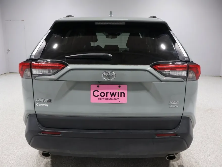 2023 Toyota RAV4 XLE photo 1