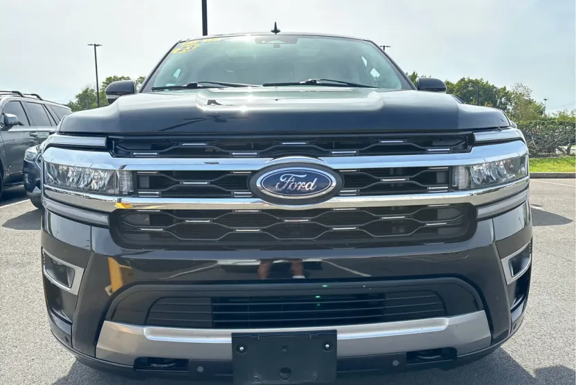 2023 Ford Expedition Limited photo 1