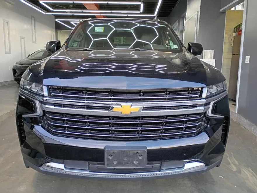 2021 Chevrolet Suburban LT photo 1