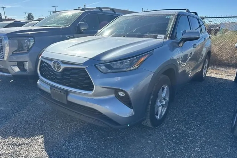2020 Toyota Highlander LE photo 1