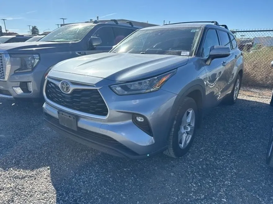 2020 Toyota Highlander LE photo 1