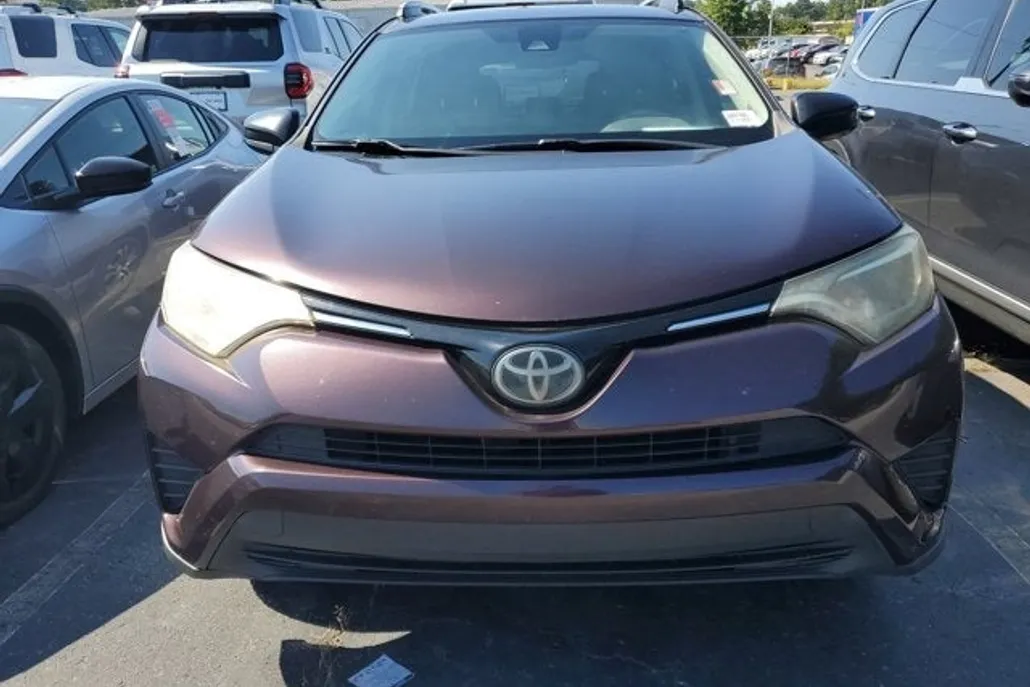 2018 Toyota RAV4 LE photo 1