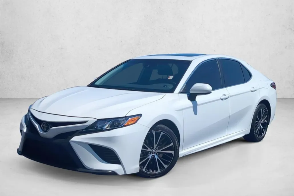 2019 Toyota Camry SE photo 1