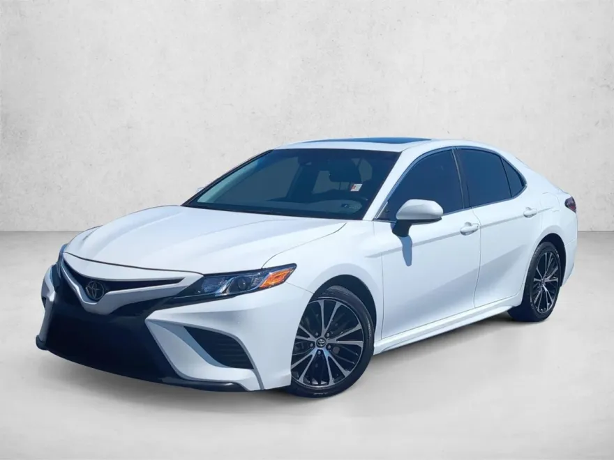 2019 Toyota Camry SE photo 1