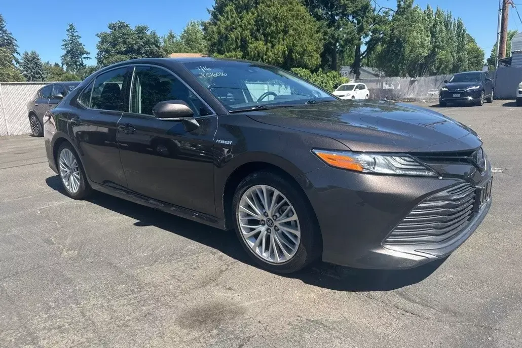 2019 Toyota Camry Hybrid XLE photo 1