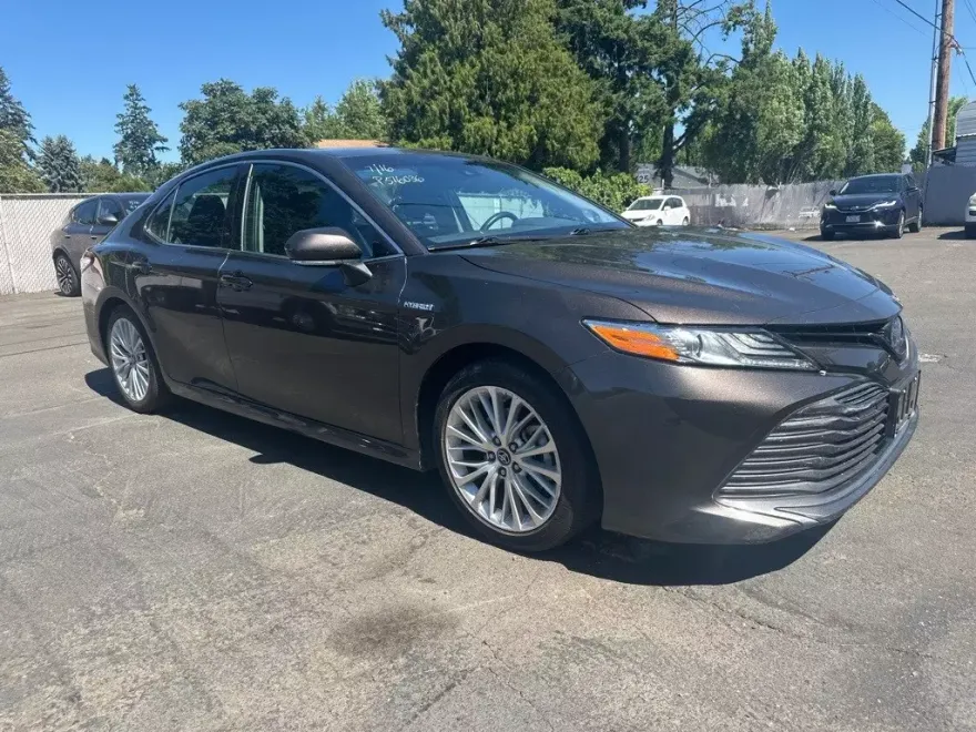 2019 Toyota Camry Hybrid XLE photo 1