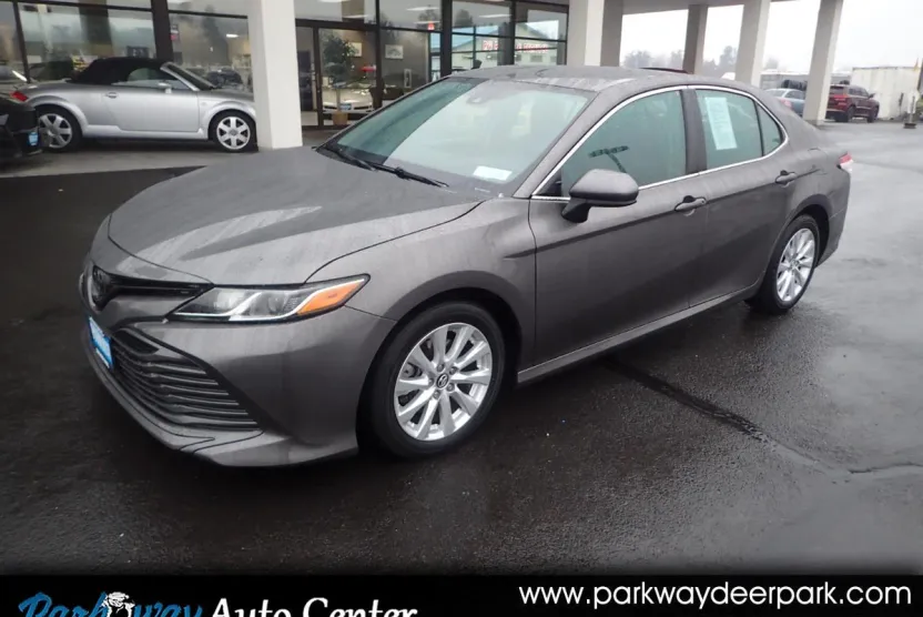 2018 Toyota Camry LE photo 1