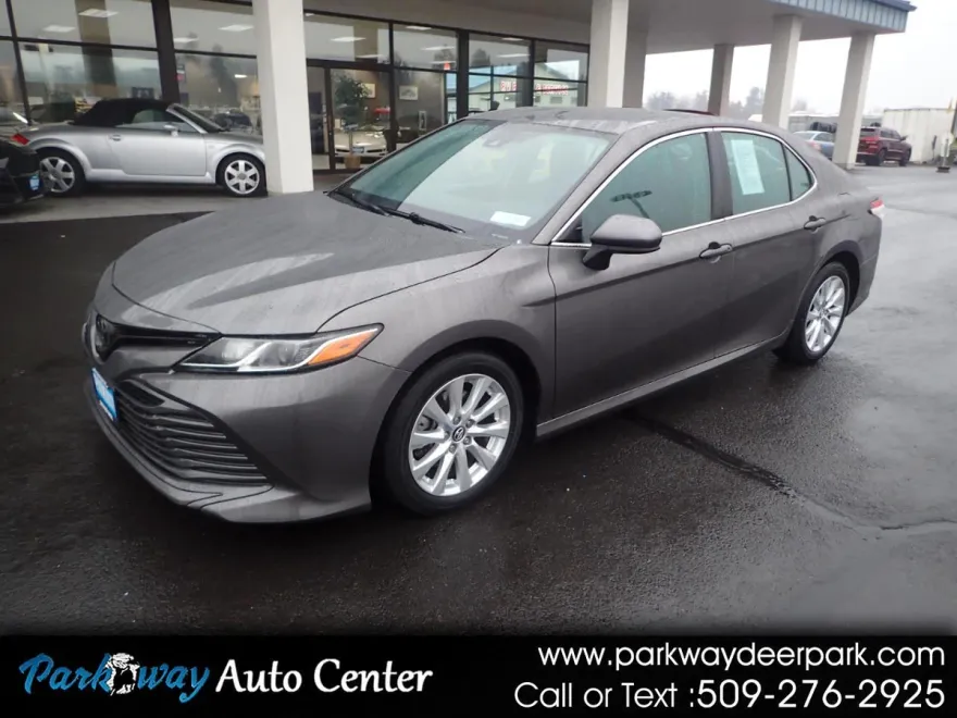 2018 Toyota Camry LE photo 1