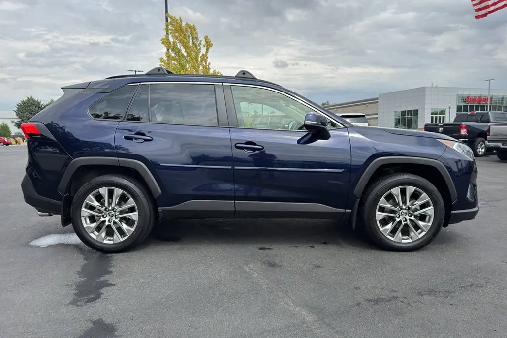 2019 Toyota RAV4 XLE Premium photo 1