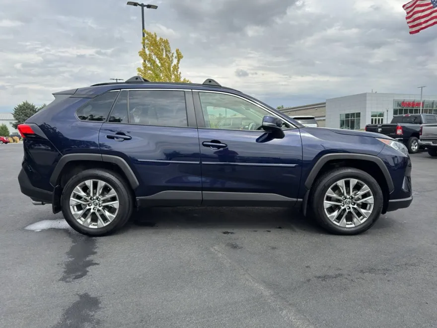 2019 Toyota RAV4 XLE Premium photo 1