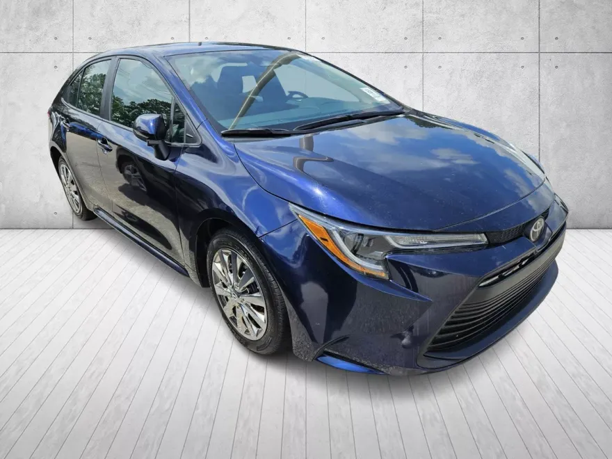 2023 Toyota Corolla LE photo 1