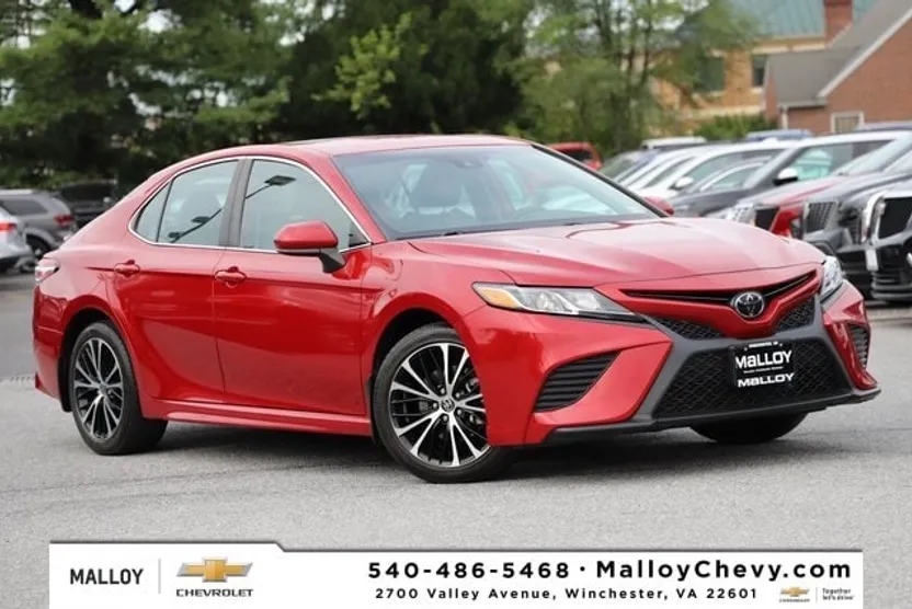 2020 Toyota Camry SE photo 1