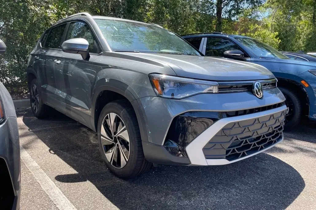 2025 Volkswagen Taos SE photo 1