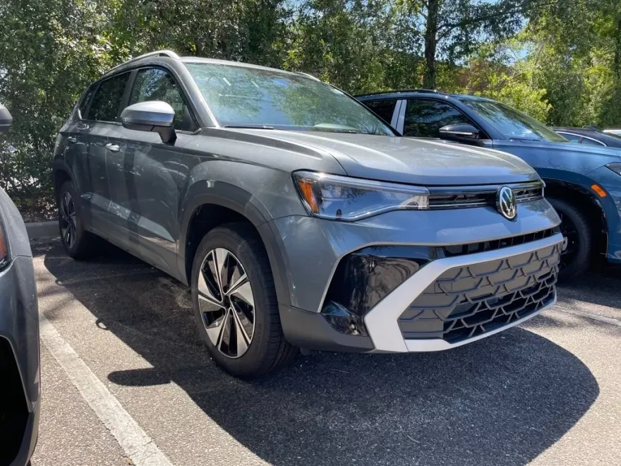 2025 Volkswagen Taos SE photo 1