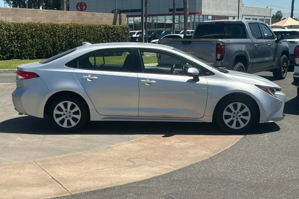 2024 Toyota Corolla LE photo 1