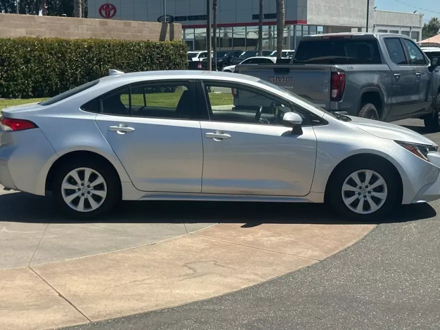 2024 Toyota Corolla LE photo 1