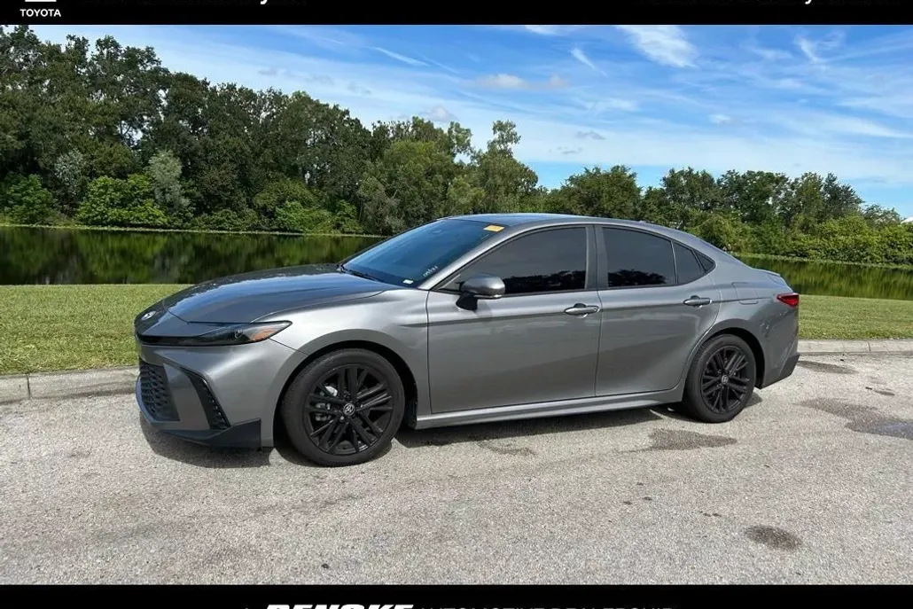 2025 Toyota Camry SE photo 1