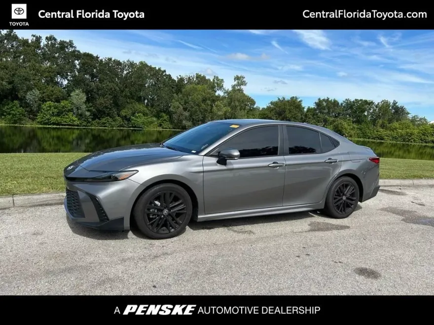 2025 Toyota Camry SE photo 1