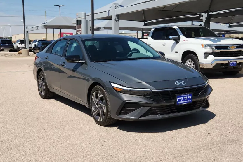 2025 Hyundai Elantra SEL Sport photo 1