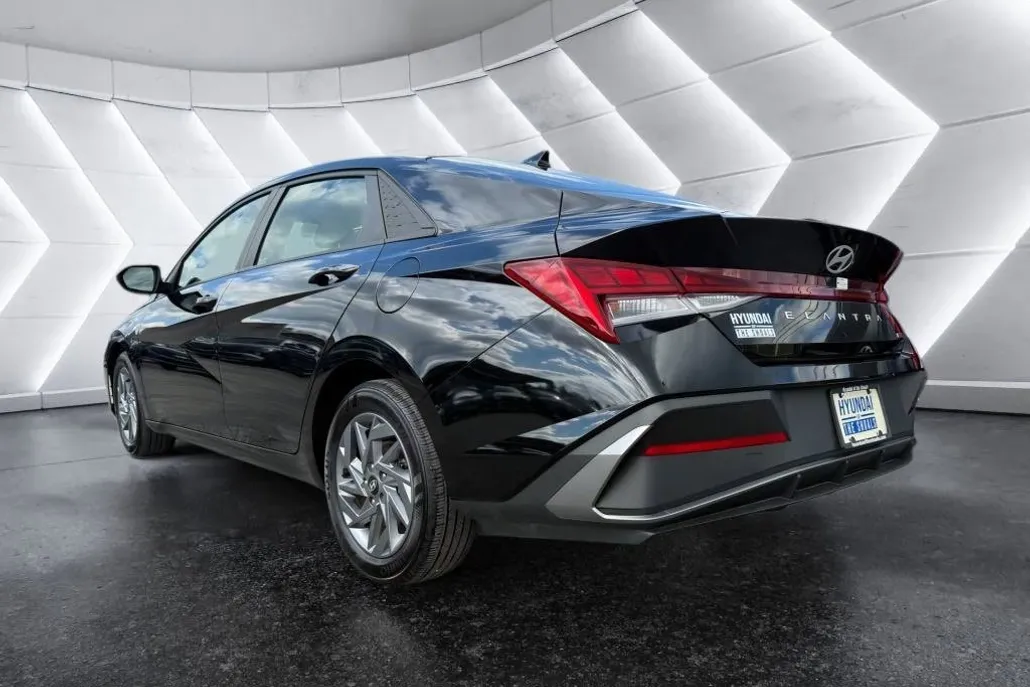2024 Hyundai Elantra Hybrid Blue photo 1
