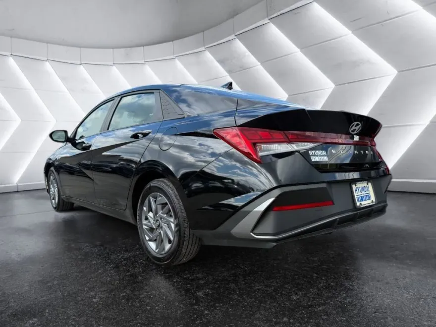 2024 Hyundai Elantra Hybrid Blue photo 1