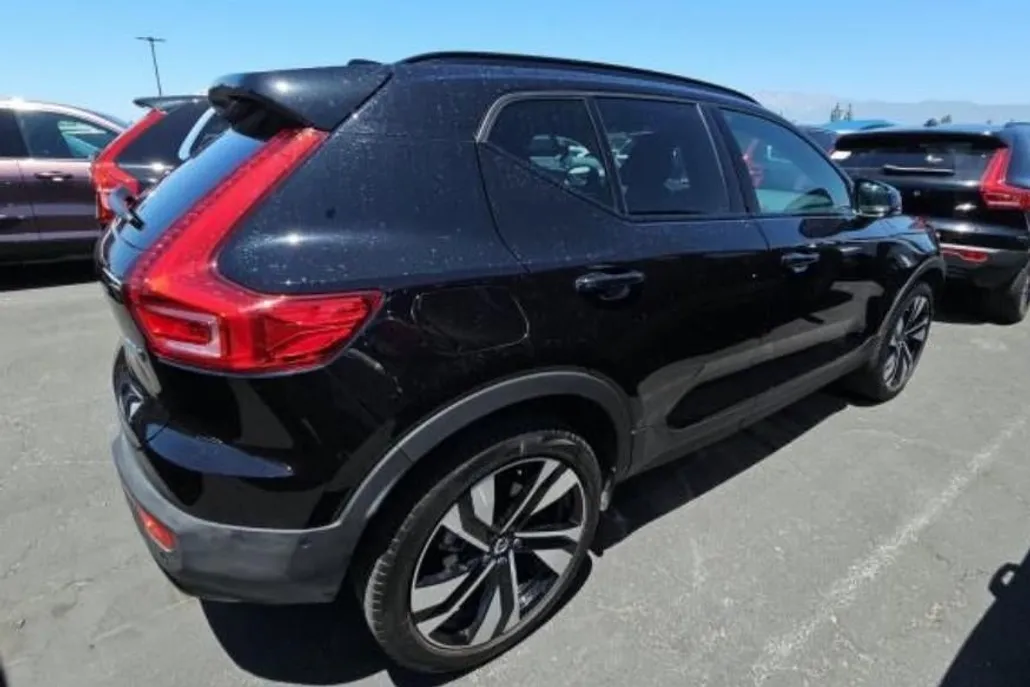 2025 Volvo XC40 Plus photo 1