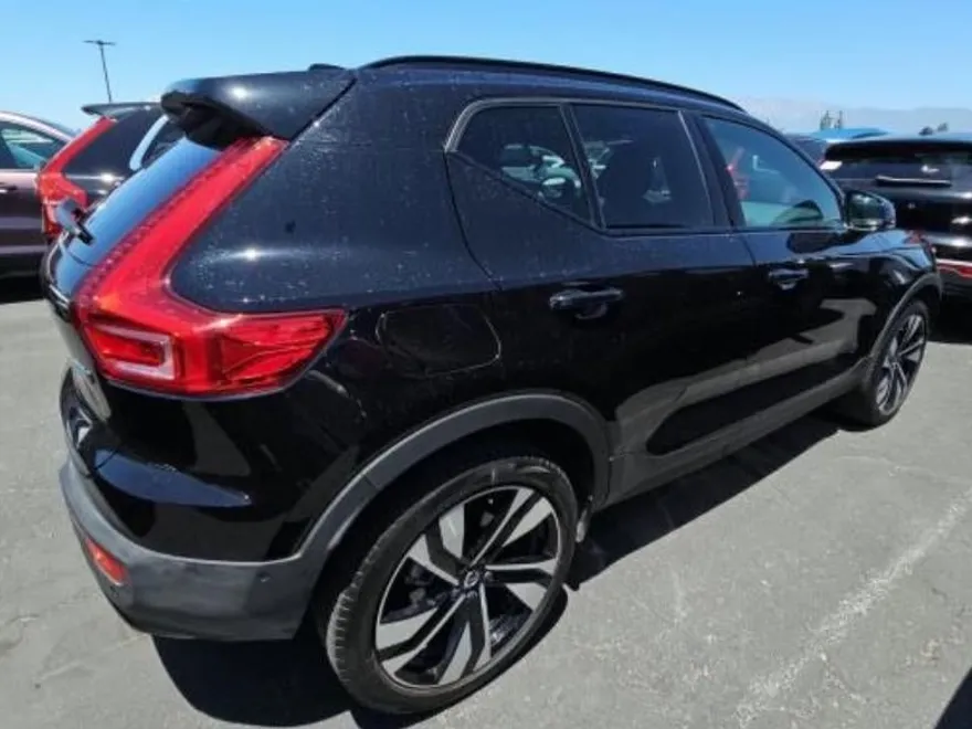 2025 Volvo XC40 Plus photo 1