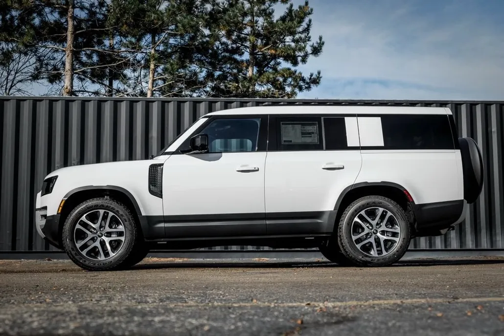 2025 Land Rover Defender 130 S photo 1