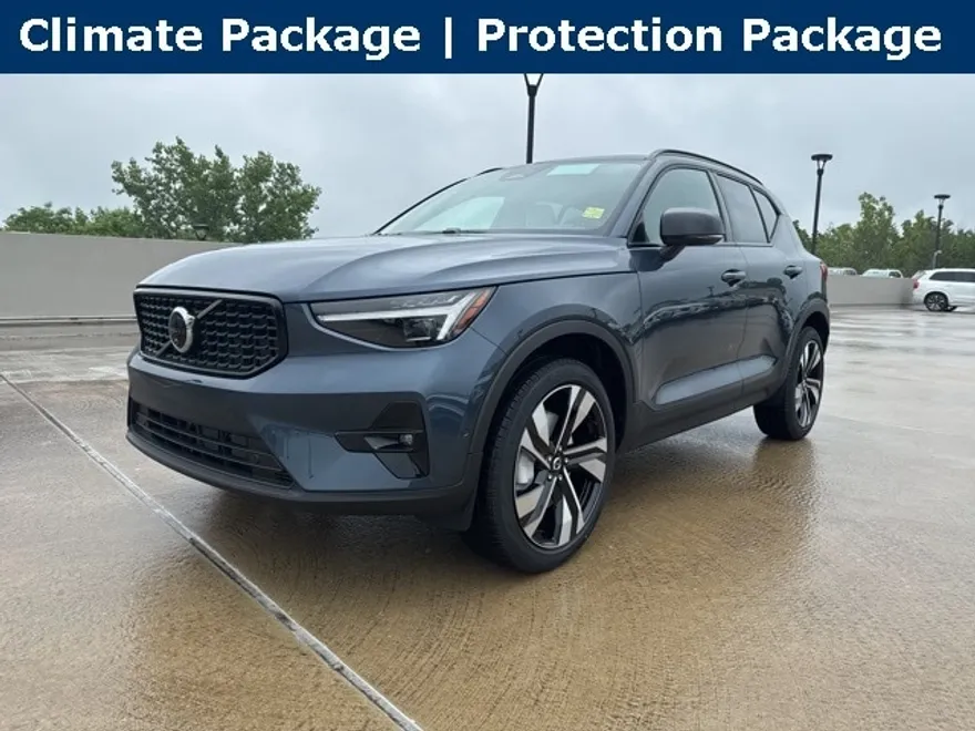 2026 Volvo XC40 photo 1
