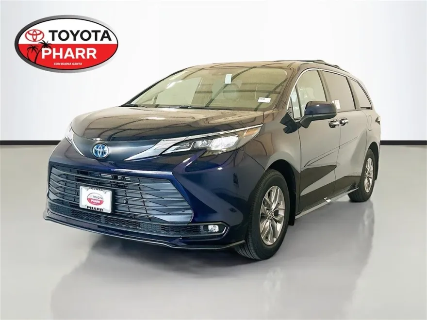2025 Toyota Sienna XLE photo 1