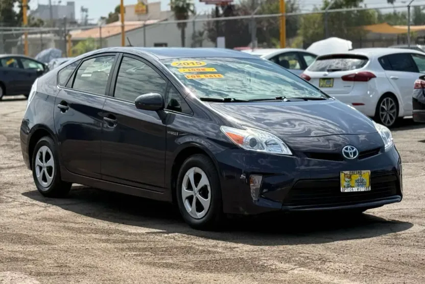 2015 Toyota Prius Four photo 1