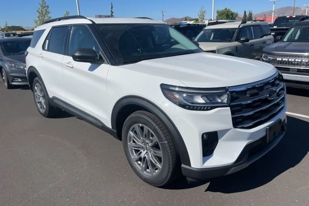 2025 Ford Explorer photo 1