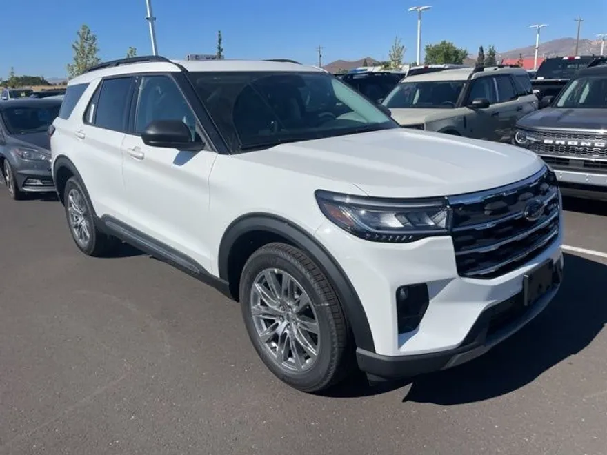 2025 Ford Explorer photo 1
