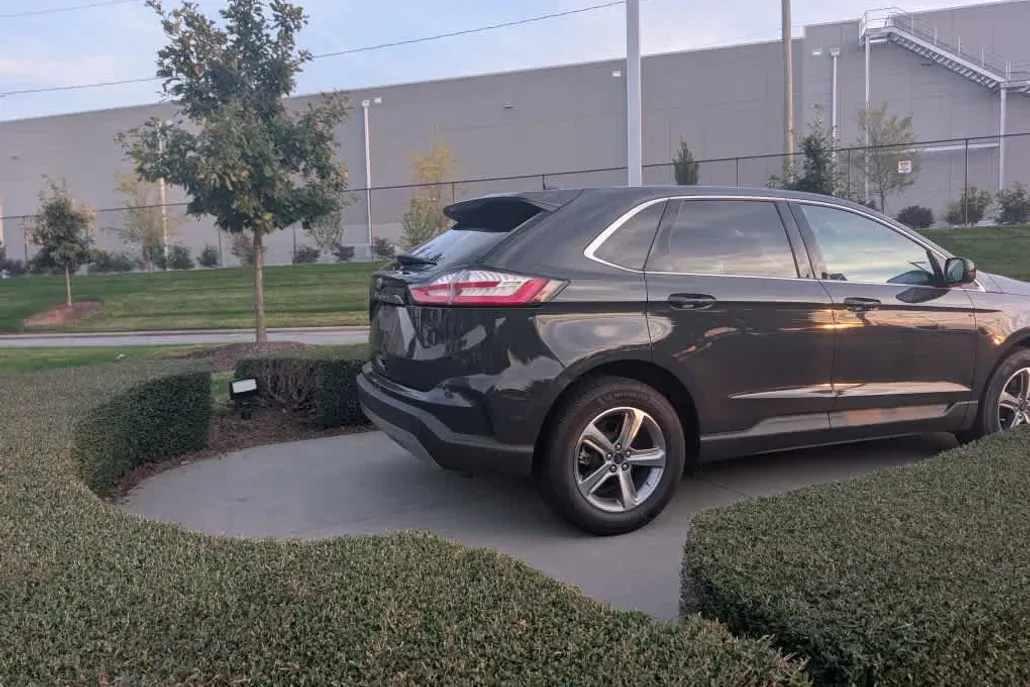 2021 Ford Edge SEL photo 1