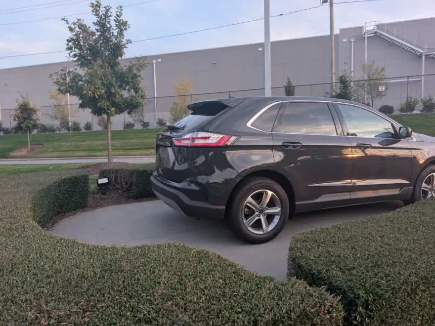 2021 Ford Edge SEL photo 1