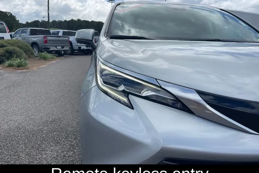 2025 Toyota Sienna Platinum photo 1