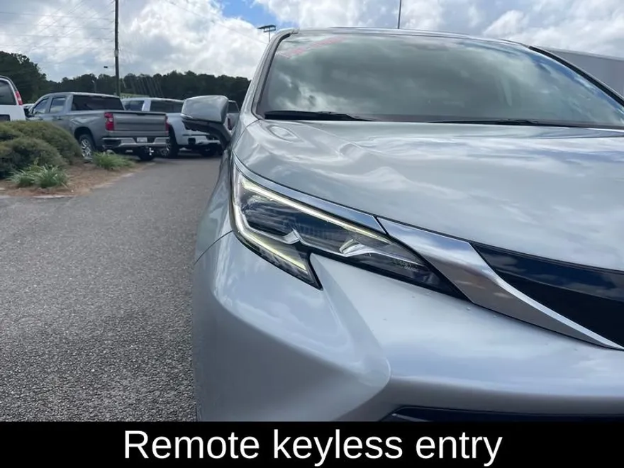 2025 Toyota Sienna Platinum photo 1