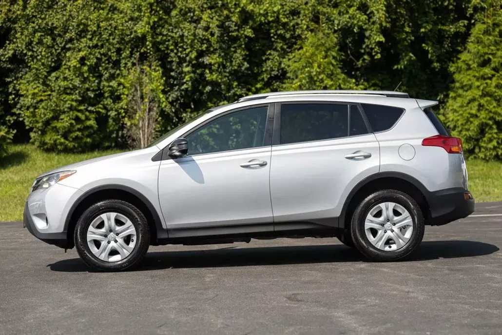2015 Toyota RAV4 LE photo 1