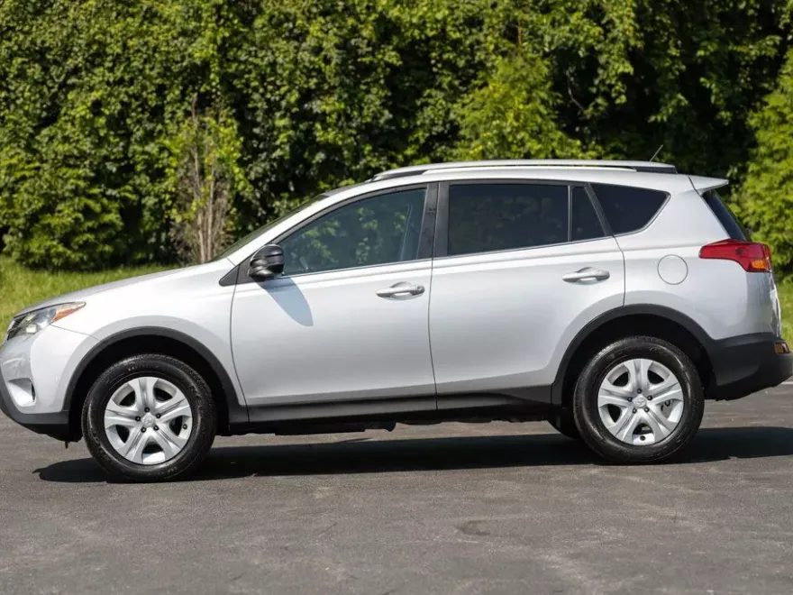 2015 Toyota RAV4 LE photo 1