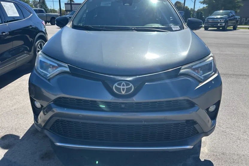 2016 Toyota RAV4 SE photo 1