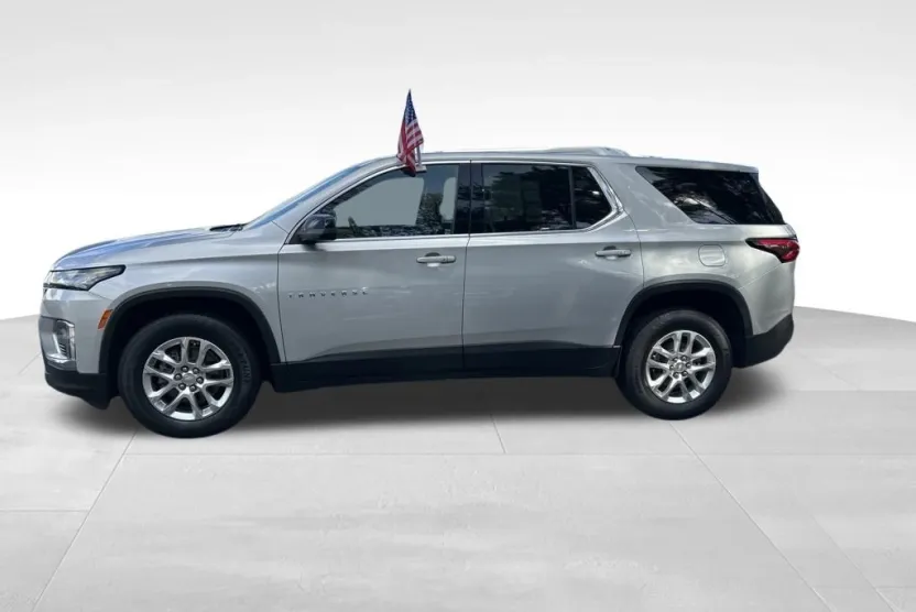 2022 Chevrolet Traverse LS photo 1