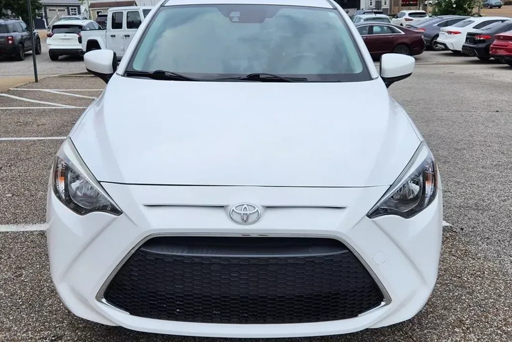 2020 Toyota Yaris L photo 1