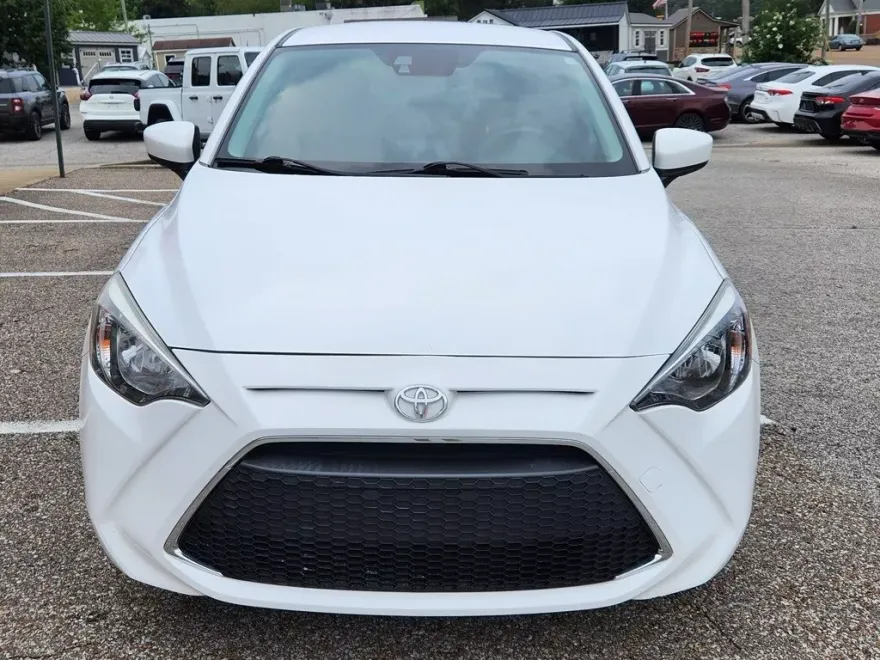 2020 Toyota Yaris L photo 1