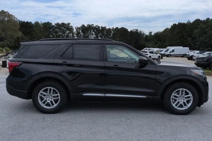 2025 Ford Explorer photo 1