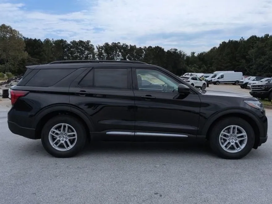 2025 Ford Explorer photo 1