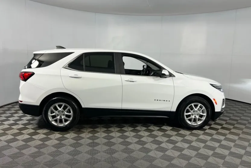 2023 Chevrolet Equinox LT photo 1