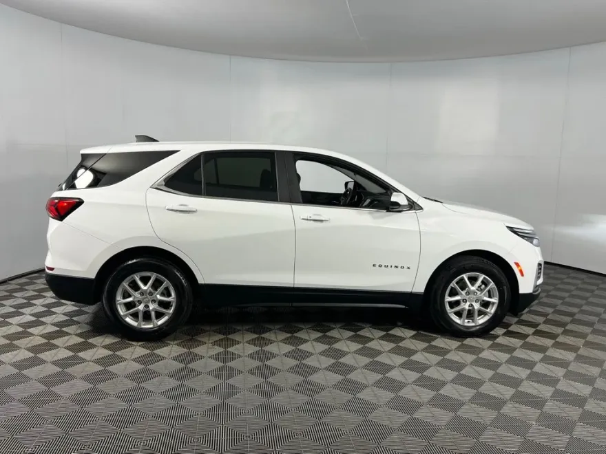 2023 Chevrolet Equinox LT photo 1